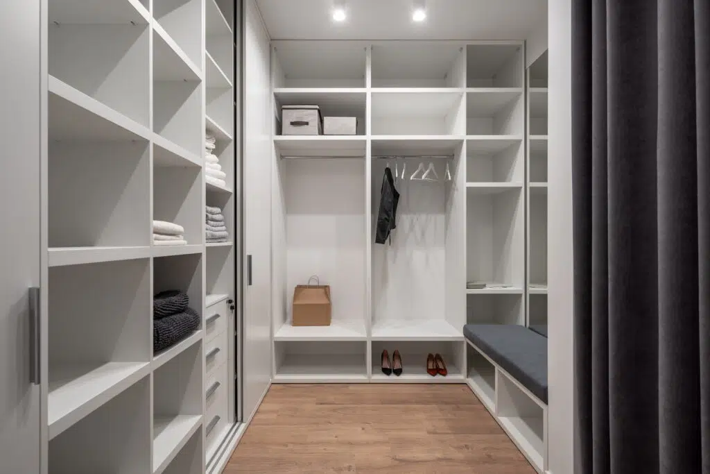 Créez un dressing sur mesure qui s’adapte parfaitement à votre espace et à vos besoins.